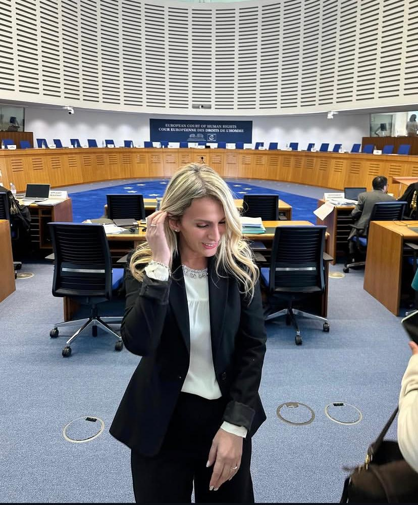 Dorina in una sala istituzionale europea